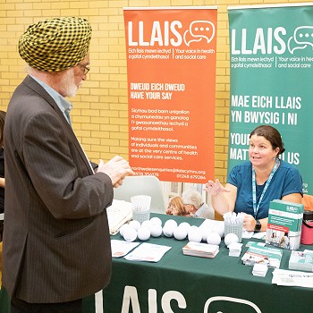 Dyn yn siarad efo Llais