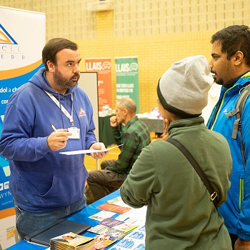 Jordan yn siarad efo 2