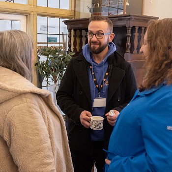 Carwyn yn siarad efo pobl